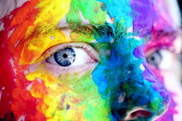 Portrait peint de couleurs vives