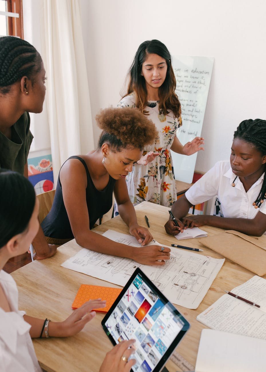 Atelier collaboratif autour d'une table de travail