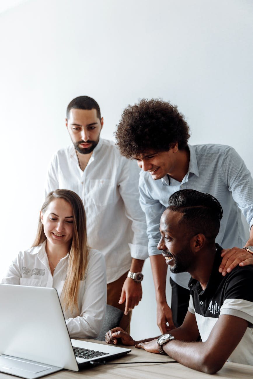 Équipe en réunion de travail