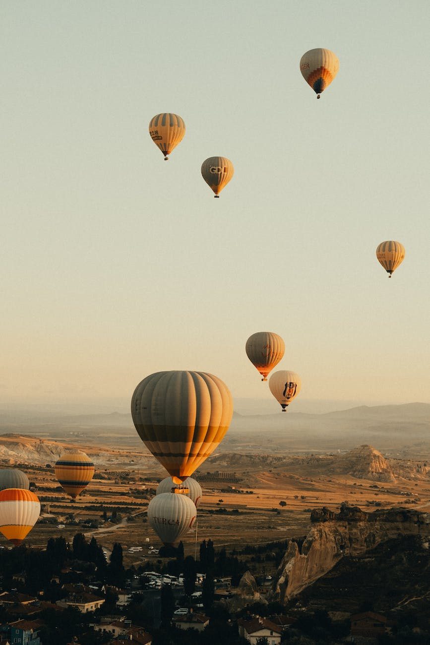 Montgolfières au lever du soleil
