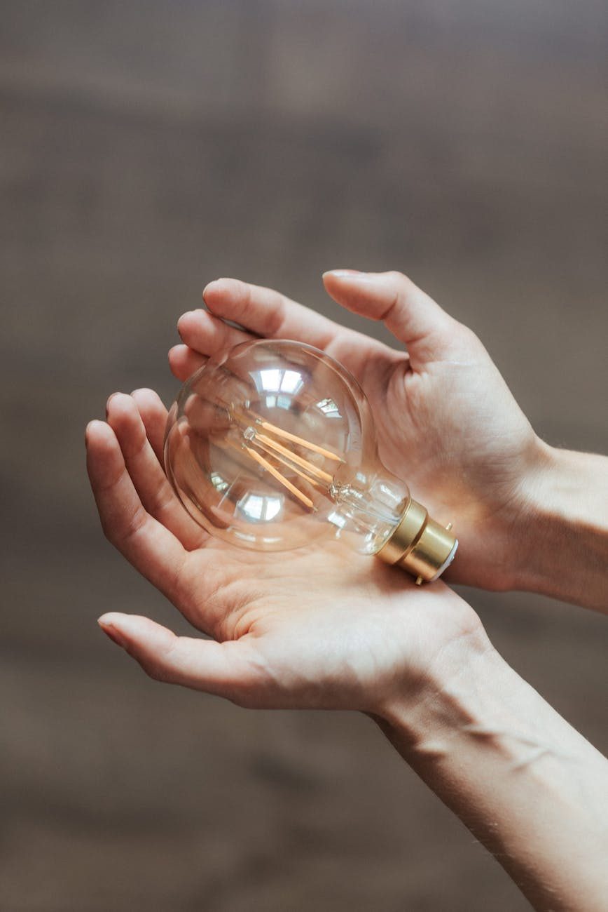 Ampoule dans la main
