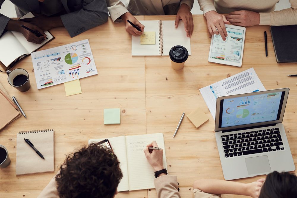 Réunion de travail autour d'une table