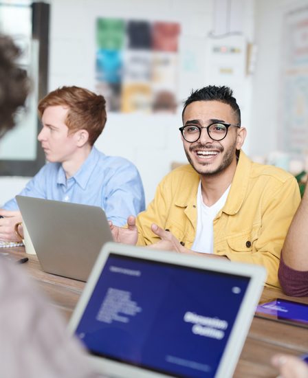 Collaborateur au travail sur son ordinateur