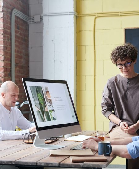 Designer à son bureau en bois
