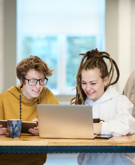 Deux collègues devant un écran