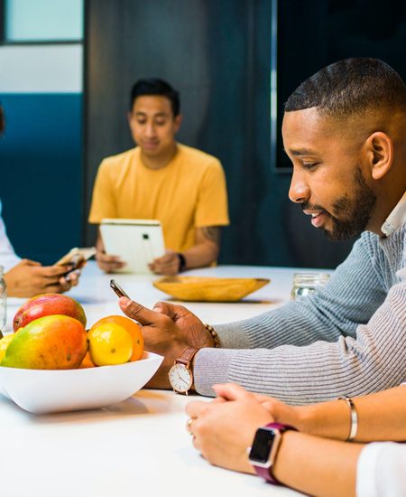 Équipe réunie autour d'une table