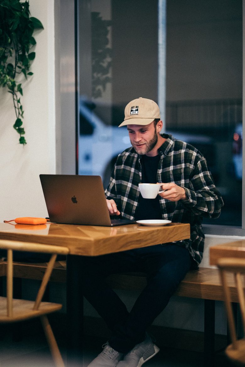 Personne concentrée devant son ordinateur