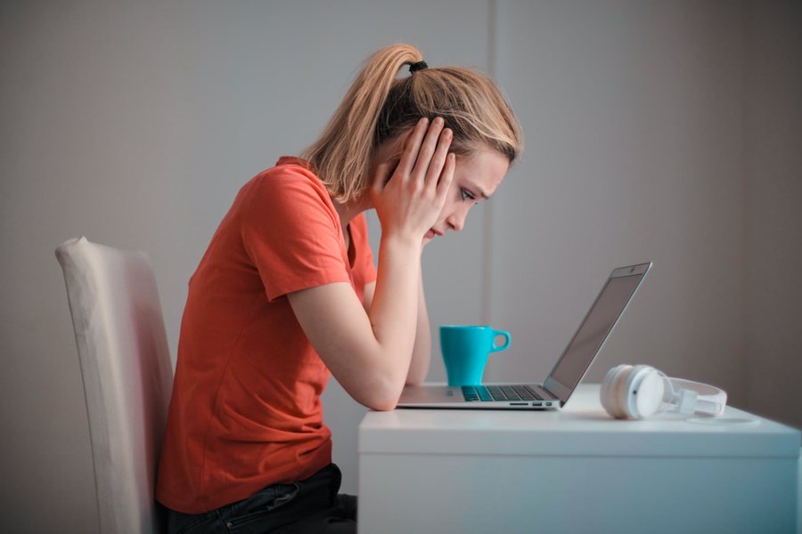 Personne fatiguée devant son ordinateur