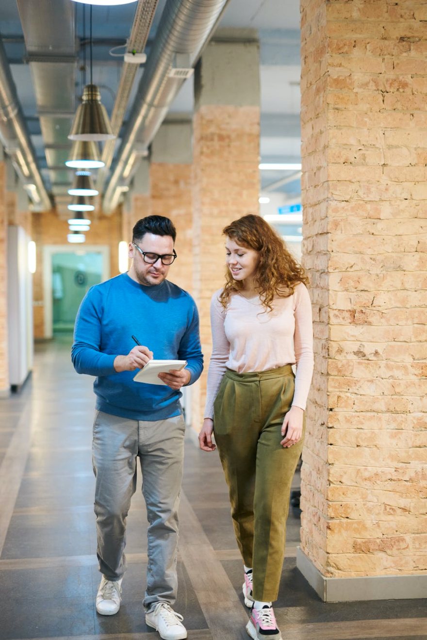 Deux collègues échangeant au travail