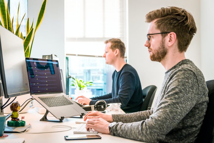 Une équipe au travail dans un espace de coworking