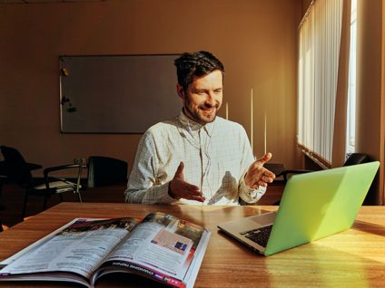 Un homme souriant à son bureau