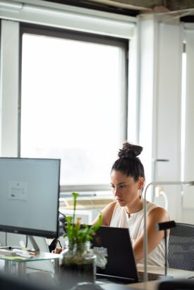 Une personne travaillant près d'une fenêtre