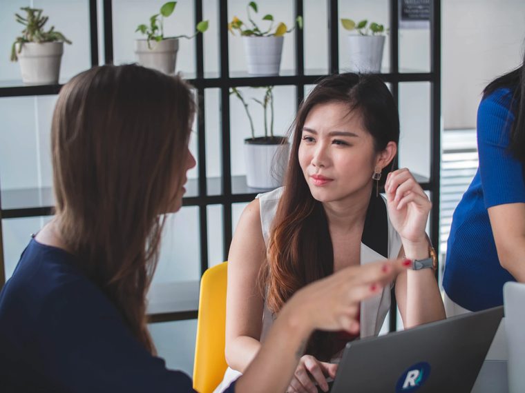 Conseillère en discussion avec une cliente