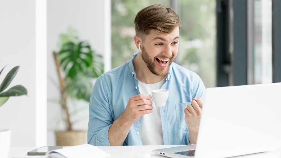 Homme souriant avec ses écouteurs