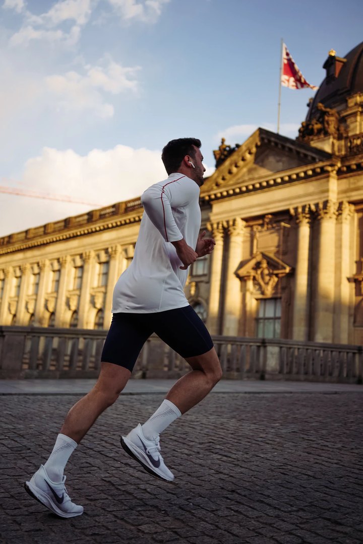 Coureur en ville avec ses écouteurs