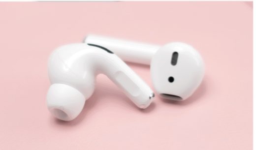 AirPods sur fond rose