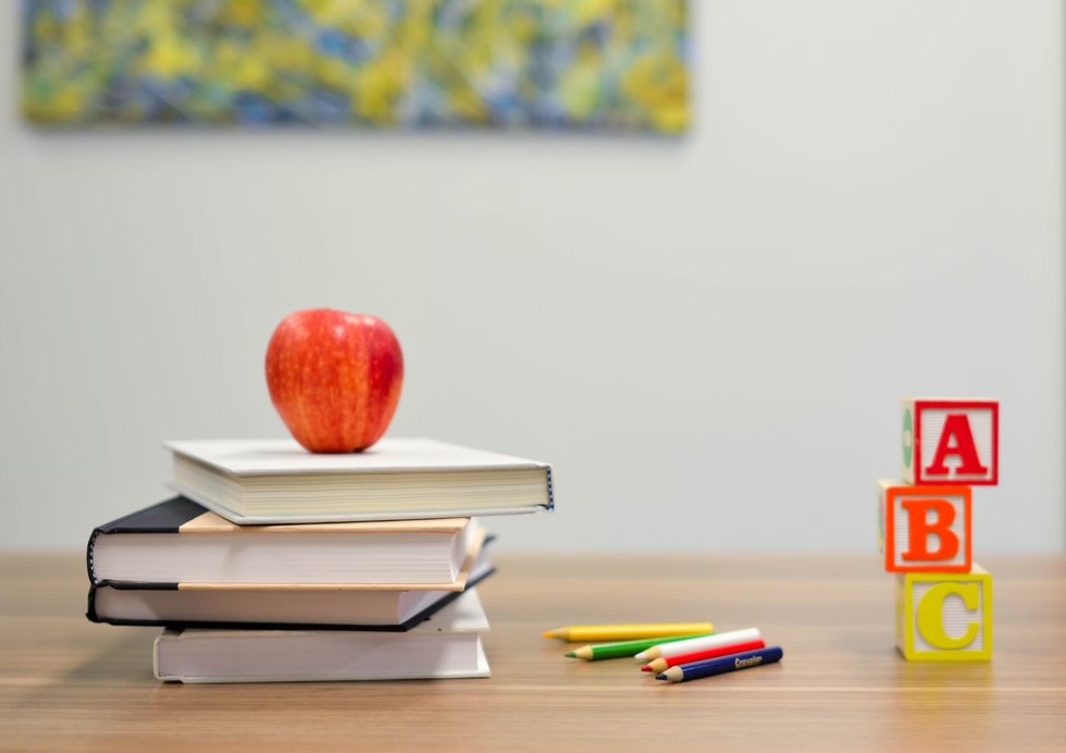Livres et pomme sur un bureau