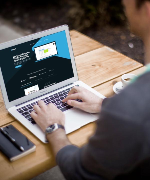 Rédacteur travaillant sur un ordinateur portable
