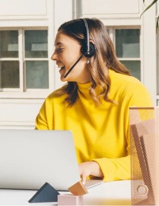 Conseillère avec un casque