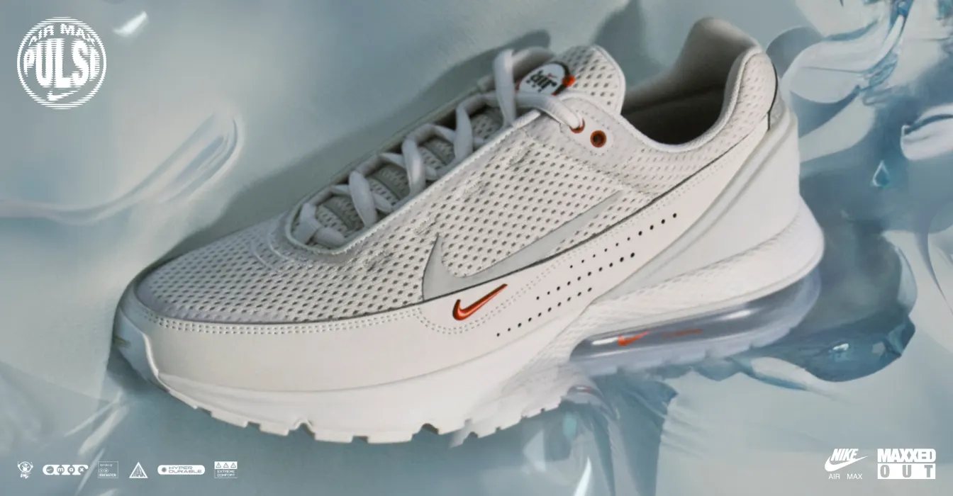 Sneaker Foulée Pulse Air posée sur un fond texturé argenté