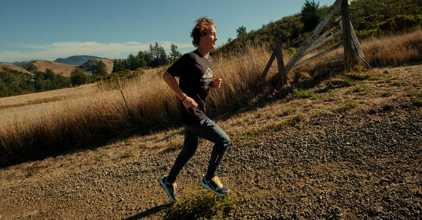Coureur sur un sentier de campagne au lever du jour