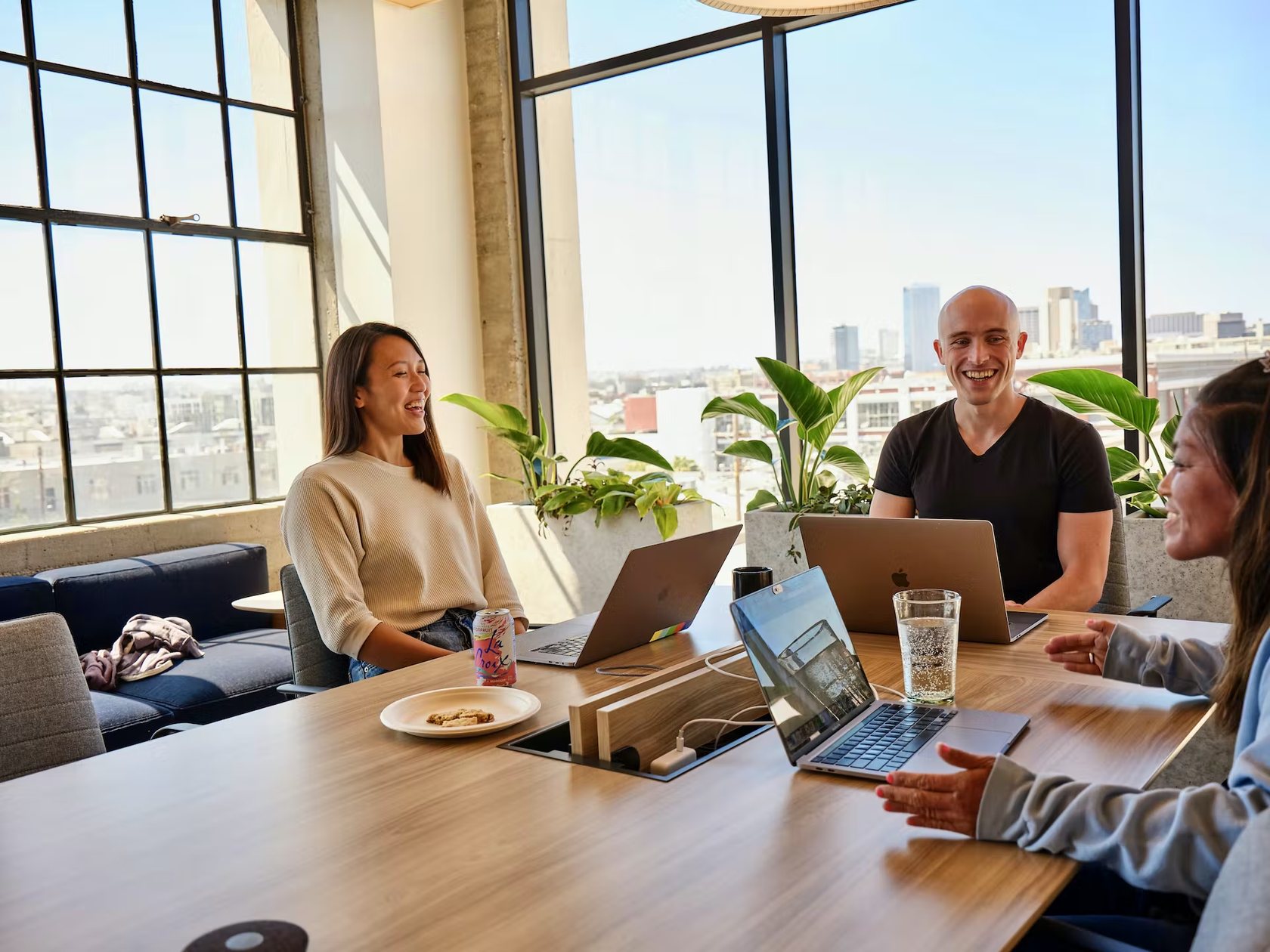 Une équipe réunie autour d'une table de travail