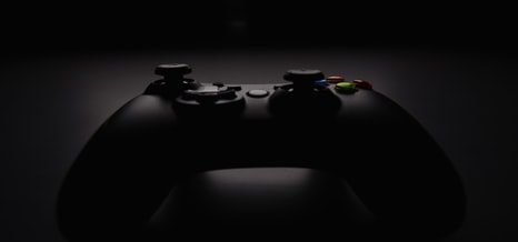 Manette de jeu dans la pénombre