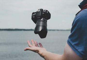 Appareil photo au-dessus d'une main