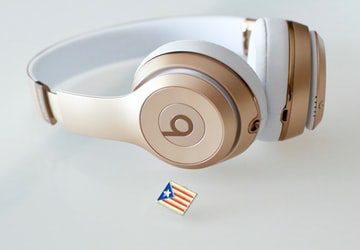 Casque audio posé sur fond clair
