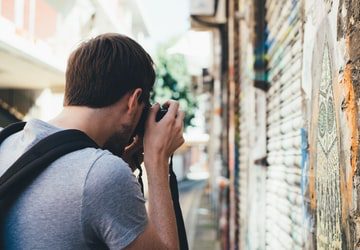 Personne consultant son téléphone de dos
