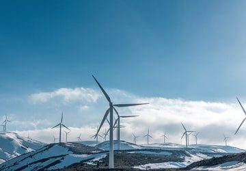Éoliennes dans un paysage enneigé
