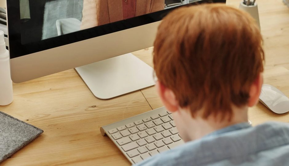 Apprenante en visioconférence devant son ordinateur