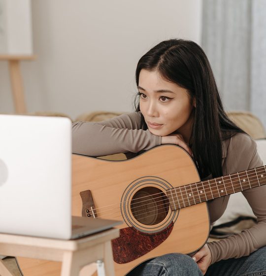 Apprenante avec sa guitare dans nos bureaux