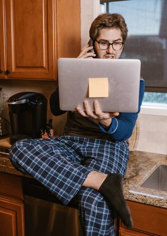 Membre de l'équipe en pleine concentration