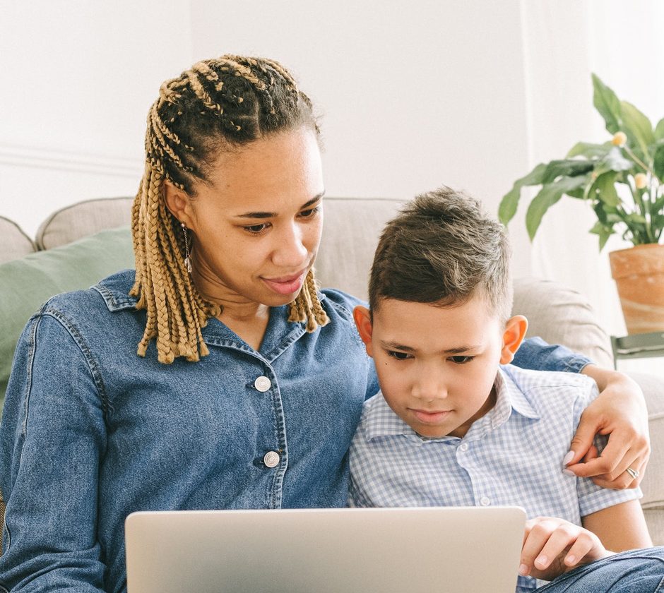 Mère et enfant apprenant ensemble sur un ordinateur portable