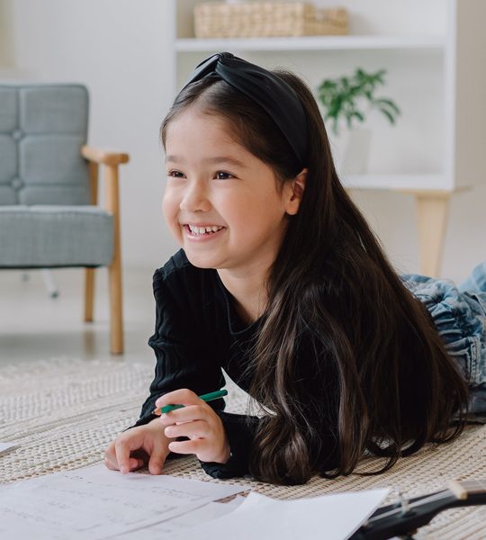 Jeune fille concentrée pendant un cours