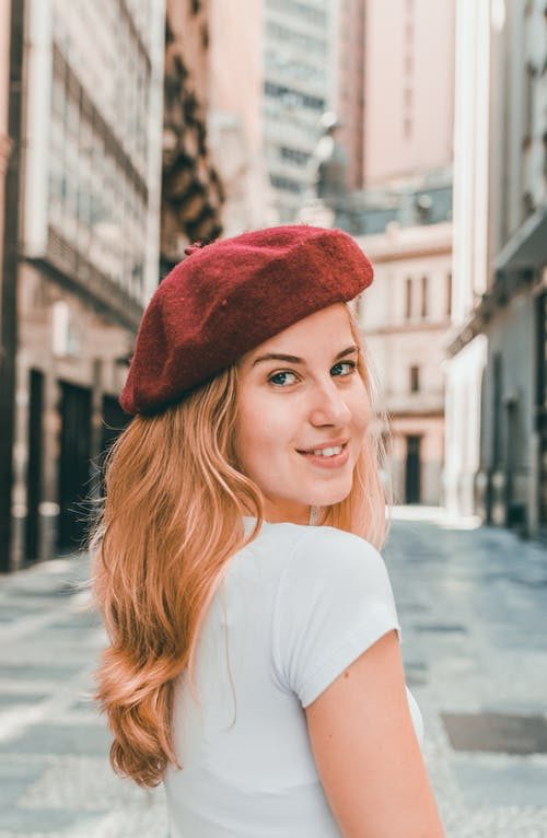 Jeune diplômée dans la rue