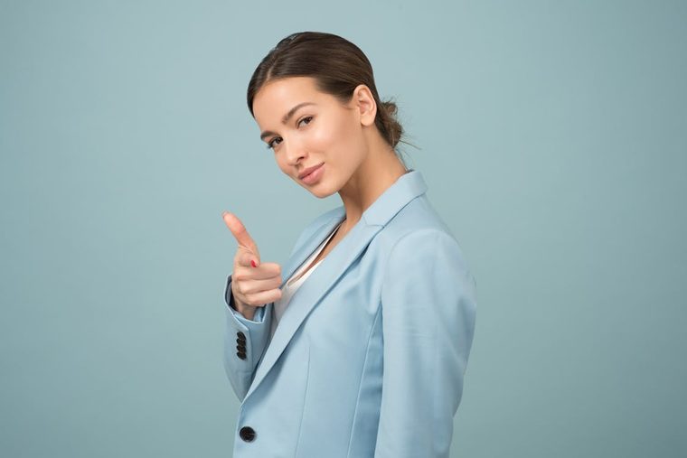 Candidate souriante en veste bleue