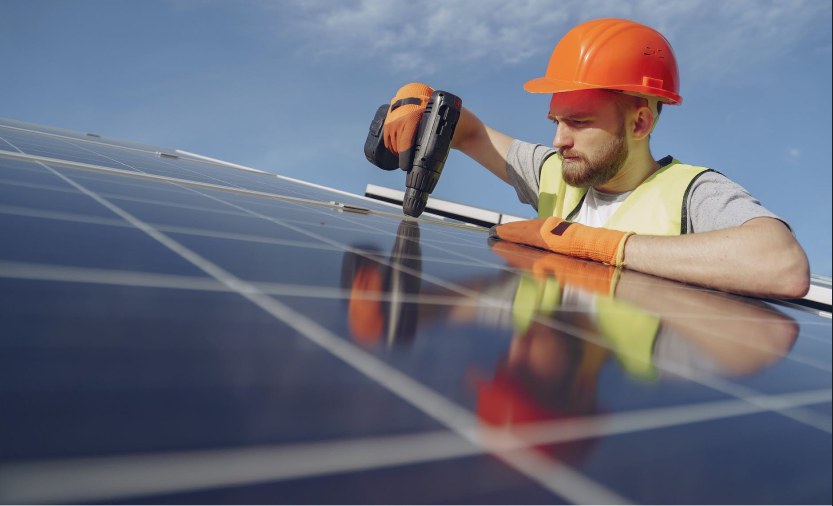 Technicien installant des panneaux solaires